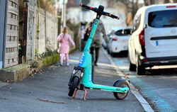 Hier »nur« ein Fußgängerhindernis. Teils stehen oder liegen E-Scooter gefährlich im Stadtraum.