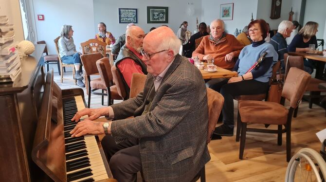 Kurt Holder hat sich spontan ans Klavier gesetzt und unterhält die Gäste im Mühlencafé.