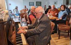 Kurt Holder hat sich spontan ans Klavier gesetzt und unterhält die Gäste im Mühlencafé.