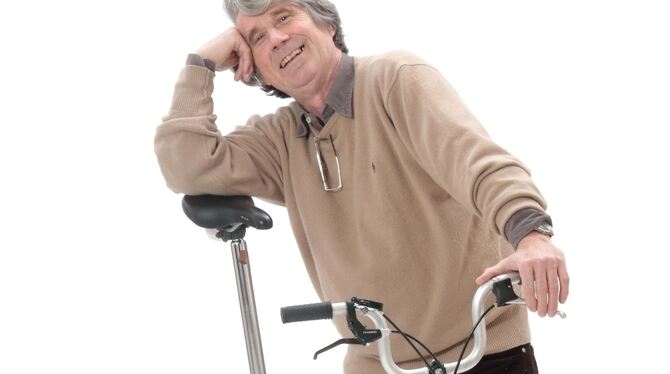 Klappfahrrad als Fortbewegungsmittel mit Zukunft: der Verkehrsforscher Professor Heiner Monheim. FOTO: PR