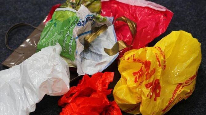 Kostenlose Plastiktüten verschwinden mehr und mehr aus dem deutschen Einzelhandel. Foto: Jens Büttner