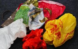 Kostenlose Plastiktüten verschwinden mehr und mehr aus dem deutschen Einzelhandel. Foto: Jens Büttner
