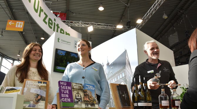 Tübingen und seine Stärken: Früchte in vergorener Form schenkt Schnapsbrenner Rainer Broch in Halle sechs aus, während die Touri