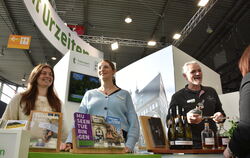 Tübingen und seine Stärken: Früchte in vergorener Form schenkt Schnapsbrenner Rainer Broch in Halle sechs aus, während die Touri
