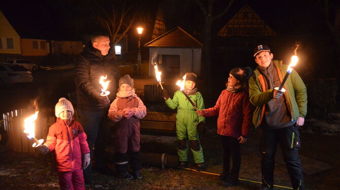 Die Winternacht startet mit einem Fackelzug der Kinder durchs Dorf. Schwedenöfen und Feuerschalen wärmen von außen, Gulasch und