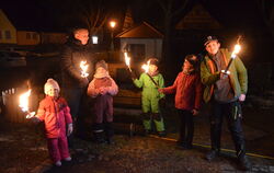 Die Winternacht startet mit einem Fackelzug der Kinder durchs Dorf. Schwedenöfen und Feuerschalen wärmen von außen, Gulasch und