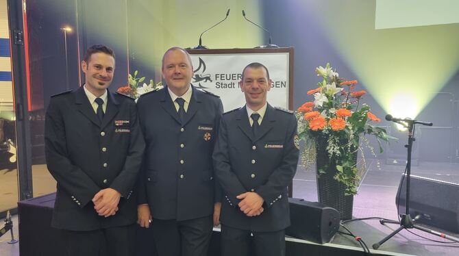 Hartmut Holder zwischen seinem Nachfolger Steffen Mack (links) und dessen Stellvertreter Jochen Wiedmann.  FOTO: STADT