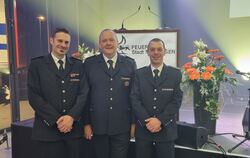 Hartmut Holder zwischen seinem Nachfolger Steffen Mack (links) und dessen Stellvertreter Jochen Wiedmann.  FOTO: STADT