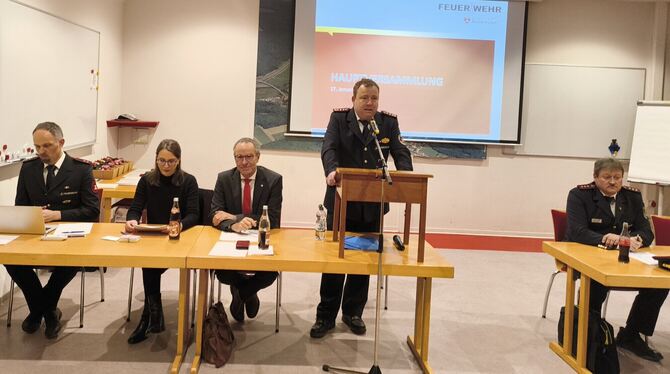Markus Appenzeller (am Rednerpult) wurde bei der Jahreshauptversammlung als Kommandant der Kirchentellinsfurter Feuerwehr gewähl