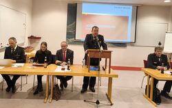 Markus Appenzeller (am Rednerpult) wurde bei der Jahreshauptversammlung als Kommandant der Kirchentellinsfurter Feuerwehr gewähl