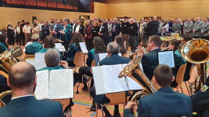 Gut gefüllte Halle: Die Musikkapelle Böttingen umrahmte den Neujahrsempfang in Münsingen.