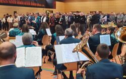 Gut gefüllte Halle: Die Musikkapelle Böttingen umrahmte den Neujahrsempfang in Münsingen.