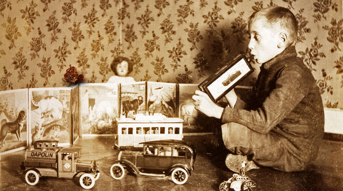 Kinderträume. Das Bild zeigt Willi Wollpert, den Bruder von Walter Otts Mutter als Kind, umgeben von schönem Spielzeug.