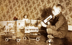 Kinderträume. Das Bild zeigt Willi Wollpert, den Bruder von Walter Otts Mutter als Kind, umgeben von schönem Spielzeug.