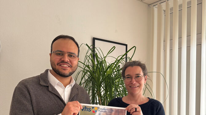 VHS-Leiter Mert Akkeceli und seine Stellvertreterin Judith Steinhardt mit dem neuen  Sommersemesterprogramm.  FOTO: STADT