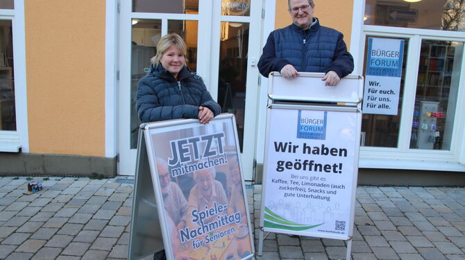 Melanie Imhof und Norman Sommer freuen sich: Das Bürgerforum ist nun auch in der Dettinger Ortsmitte präsent.