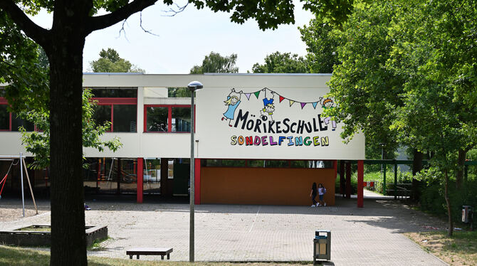 Die über 50 Jahre alten Fenster von Sondelfingens Mörikeschule wurden zwar mit Spezialfolie beklebt, eigentlich hätte man sich a