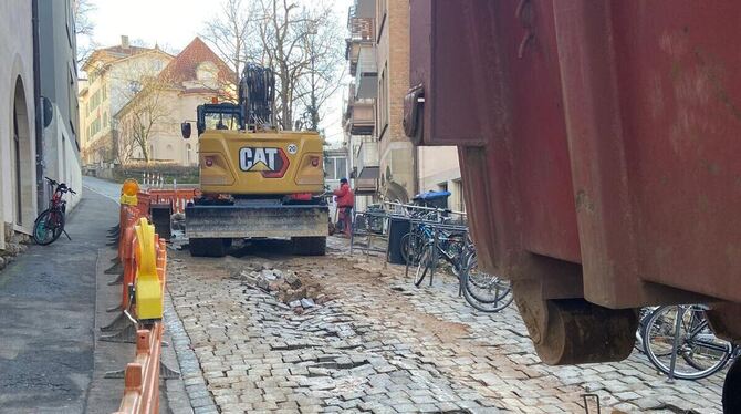 In der Tübinger Österbergstraße hat es in der Nacht auf Dienstag eine Rohrburch gegeben, der die Straße teilweise unter Wasser s
