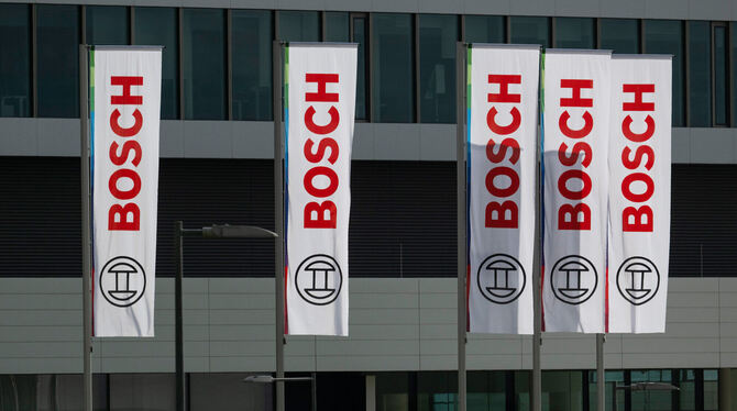 Flaggen wehen auf dem Bosch-Forschungscampus in Renningen bei Stuttgart. dEr aUtozulieferer steh vor dem größten Stellenabbau se