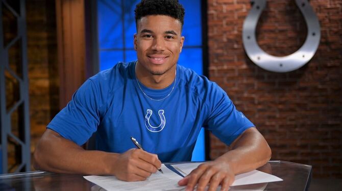 Der größte Moment seiner Karriere: Marcel Dabo unterschreibt 2022 einen Vertrag bei den Indianapolis Colts in der NFL.