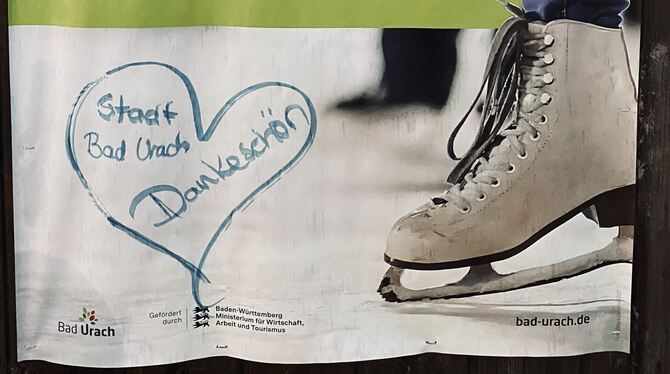 »Stadt Bad Urach - Dankeschön« hat jemand an das Plakat der »Eisbahn für alle« geschrieben. Jetzt hat sie die Stadt für 61.000 E