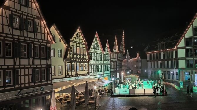 Die Eisbahn auf dem Uracher Marktplatz war selten leer. Besonders stimmungsvoll war die Attraktion bei Nacht.