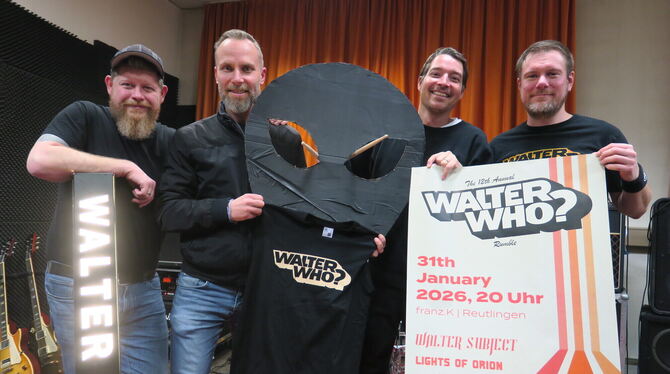 Ein Papp-Alien vertritt den erkälteten Frontmann: Walter Subject im Probenraum mit (von links) Manuel Randecker, Dominik Prause,