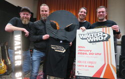 Ein Papp-Alien vertritt den erkälteten Frontmann: Walter Subject im Probenraum mit (von links) Manuel Randecker, Dominik Prause,