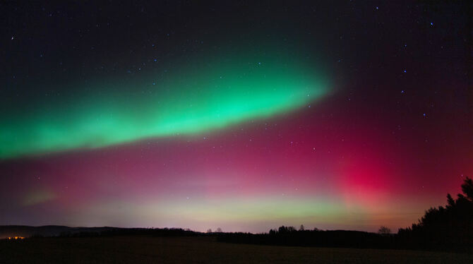 Polarlichter sind über der Alb selten zu sehen, insbesondere die grünen Lichtphänome sind extrem rar. Hier wurden sie vom Birken Polarlichter sind über der Alb selten zu sehen, insbesondere die grünen Lichtphänome sind extrem rar. Hier wurden sie vom Birken