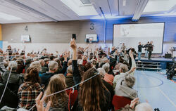 Zum Zeichen der Verbundenheit spannen die Gottesdienstbesucher ein großes Netz aus Wollfäden.  FOTO: EVANGELISCHE ALLIANZ