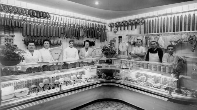 So sah's wohl in den 70ern in der Metzgerei Kuttler aus. Fein säuberlich hängen die geräucherten Würste an der Wand, die Frischw