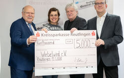 Rekordspende bei der Kriminacht: GEA-Verleger Valdo Lehari jr. (links) konnte mit dem Moderator und Mitorganisator Veit Müller u