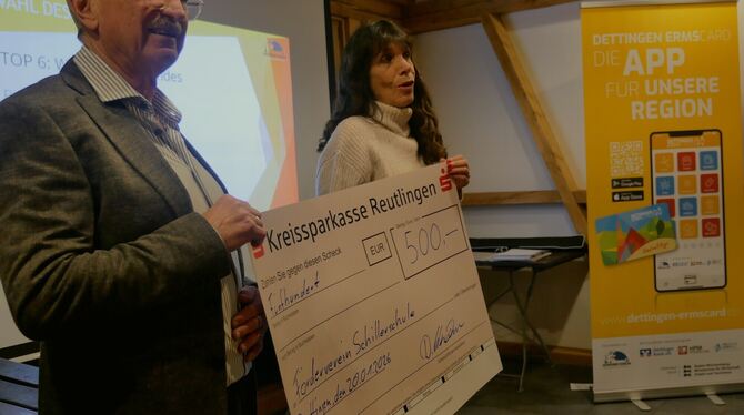Eine Spende in Höhe von 500 Euro überreichte Rolf Hägele vom Gewerbeverein an Ulrike Müller für die Schulsozialarbeit an der Sch