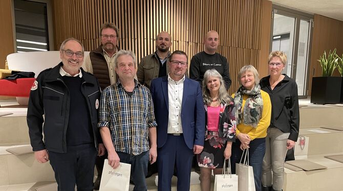 Blutspenderinnen und Blutspender aus Pfullingen wurden von Hubert Gulde (links), Vorsitzender des DRK Pfullingen, und Bürgermeis