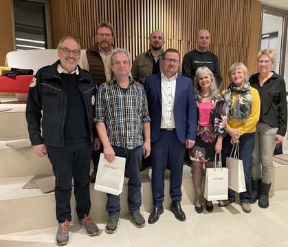 Blutspenderinnen und Blutspender aus Pfullingen wurden von Hubert Gulde (links), Vorsitzender des DRK Pfullingen, und Bürgermeis