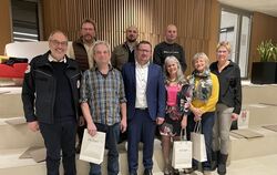 Blutspenderinnen und Blutspender aus Pfullingen wurden von Hubert Gulde (links), Vorsitzender des DRK Pfullingen, und Bürgermeis