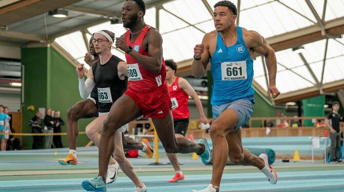 Seit Oktober 2025 in der Leichtathletik als Sprinter aktiv: Marcel Dabo (rechts). Der Reutlinger startet für den Karlsruher SC.