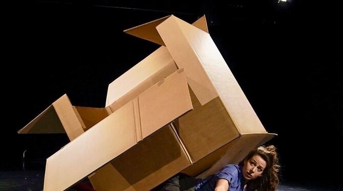 Das Kinderstück »Raschel« erkundet, was man mit Kartons alles anstellen kann, und richtet sich an ein sehr junges Publikum.