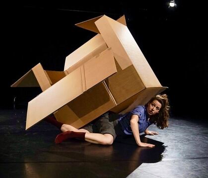 Das Kinderstück »Raschel« erkundet, was man mit Kartons alles anstellen kann, und richtet sich an ein sehr junges Publikum.
