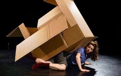 Das Kinderstück »Raschel« erkundet, was man mit Kartons alles anstellen kann, und richtet sich an ein sehr junges Publikum.