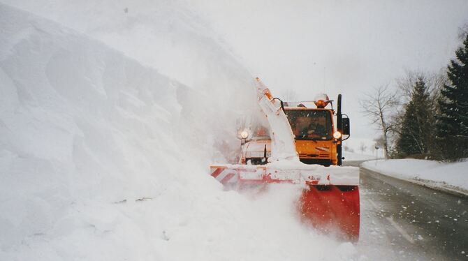 Unimog im Einsatz, Ende der 1980er-Jahre. FOTO: STRASSENMEISTEREI Unimog im Einsatz, Ende der 1980er-Jahre. FOTO: STRASSENMEISTEREI