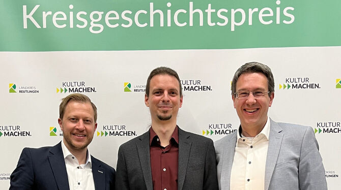 Kreisgeschichtspreisträger Dr. Michael Kienzle (Mitte) mit Amtsleiter Daniel Stückle (links) und Kreisarchivleiter Dr. Marco Bi