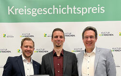 Kreisgeschichtspreisträger Dr. Michael Kienzle (Mitte) mit Amtsleiter Daniel Stückle (links) und Kreisarchivleiter Dr. Marco Bi
