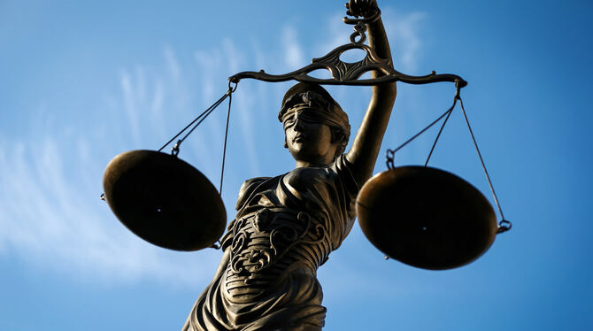 War es ein Tötungsversuch oder Abwehrverhalten? Der mit dem Angeklagten befreundete Geschädigte plädiert jedenfalls für eine mi