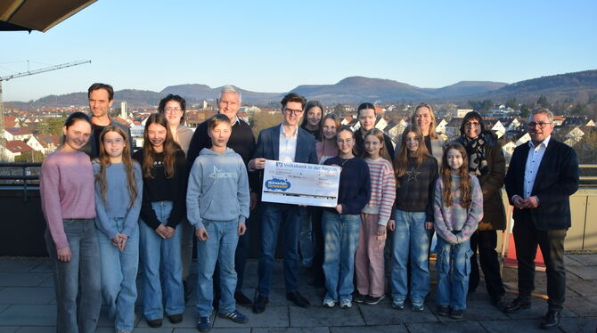 Spendenaktion Jakob Schill aus der Jugendvertretung nahm den symbolischen Spendenscheck entgegen. Oberbürgermeister Michael Bulander (rechts)