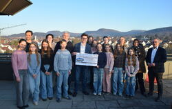 Jakob Schill aus der Jugendvertretung nahm den symbolischen Spendenscheck entgegen. Oberbürgermeister Michael Bulander (rechts)