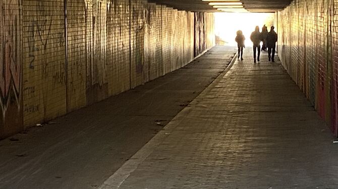 Unterführung Der Radweg (links) in der Unterführung am Rathaus ist zu schmal. Verbesserungen aber wären nur zu Lasten der Fußgänger möglich,