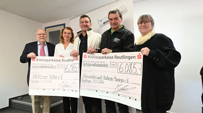 Nur glückliche Gesichter bei der Übergabe des Erlöses aus der GEA-Benefizgala des Reutlinger Weihnachtscircus (von links): GEA-V