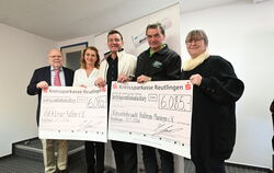 Nur glückliche Gesichter bei der Übergabe des Erlöses aus der GEA-Benefizgala des Reutlinger Weihnachtscircus (von links): GEA-V