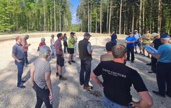 Beim Waldumgang lag das Interesse auf den Windkraftstandorten.